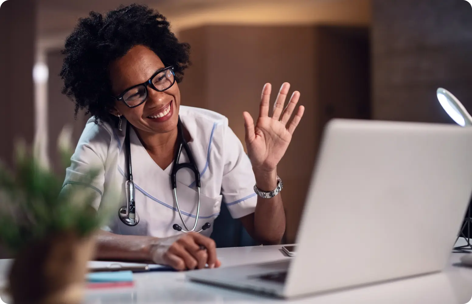 Médico com um tablet na mão conversando com uma idosa